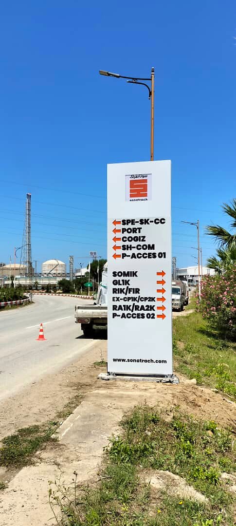 Totem publicitaire lumineux Sonatrach — signalétique directionnelle principale