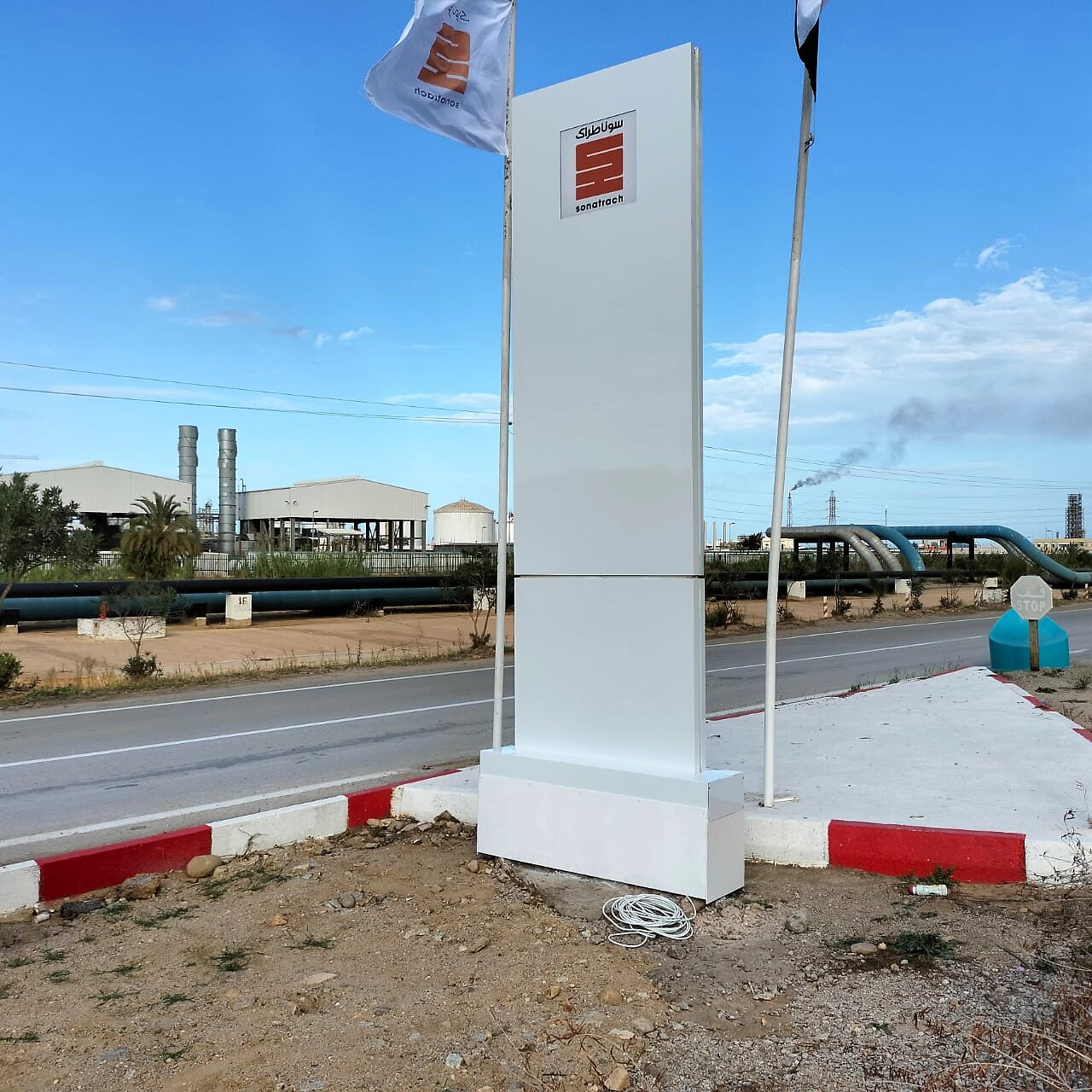 Totem publicitaire lumineux Sonatrach — entrée du site