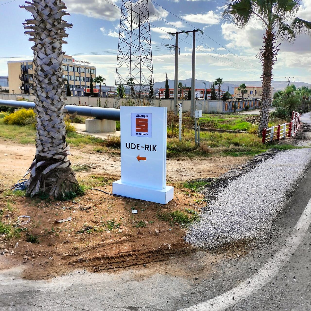 Totem publicitaire lumineux Sonatrach — repère UDE-RIK